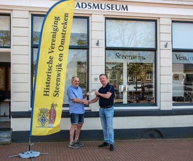 Op de foto feliciteert vicevoorzitter Bert Bos (links) het 1400ste lid Kees Brouwer. Hij ontvangt het boek “Steenwijk Vestingstad” als welkomstgeschenk. De foto is van Adri van Sleen.