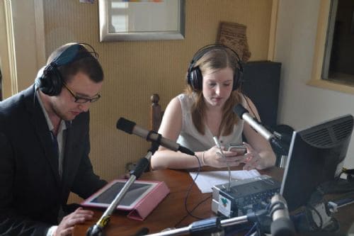 Kimberly de Jonge en Tim de Vries tijdens een uitzending van JongInDeKop Radio