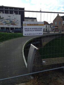 De brug over de Looijersgracht is afgesloten voor onderhoud.