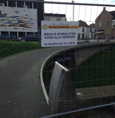 De brug over de Looijersgracht is afgesloten voor onderhoud.
