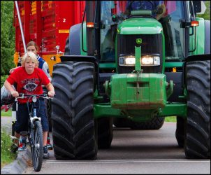 foto bij persbericht over jeugdverkeersproject met landbouwverkeer