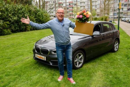 Stockbeeld Gaston auto + cheque
