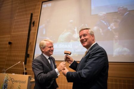 Overhandiging voorzittershamer