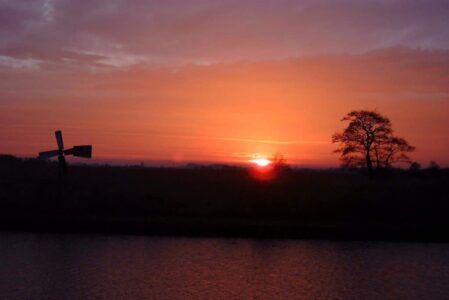 zonsondergangstocht foto zonsondergangstocht foto