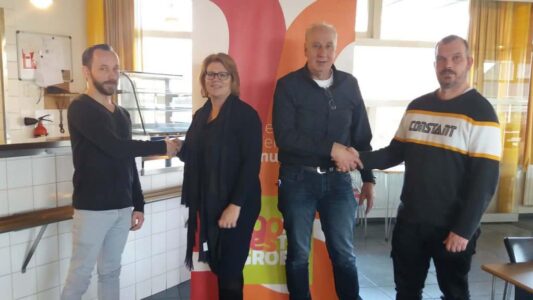 Sonja Fokkens en Harm Knol feliciteren twee nieuwe collega's