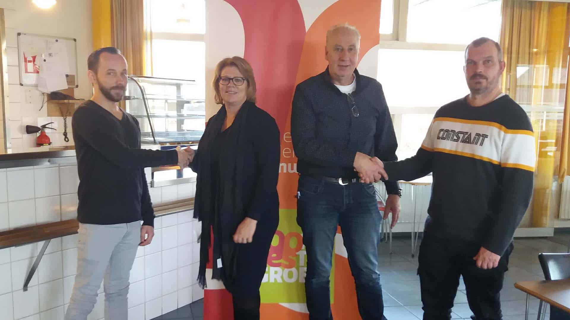 Sonja Fokkens en Harm Knol feliciteren twee nieuwe collega's