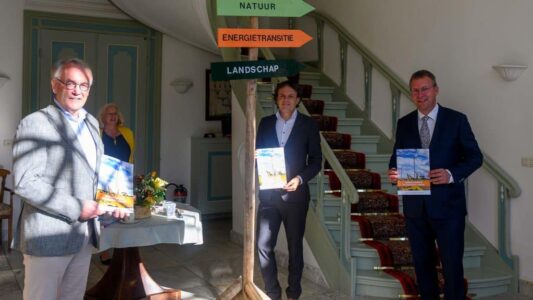 De drie bestuurders met en bij de wegwijzer De drie bestuurders met en bij de wegwijzer