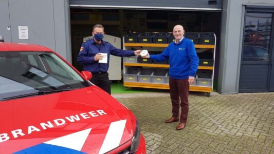 William van Nieuwenhuijsen van Veiligheidsregio IJsselland overhandigt de rookmelders aan Frans Rouwenhoff, voorzitter van Voedselbank Raalte e.o. Frans: “Na inventarisatie onder de 170 cliënten bleek, dat 40 huishoudens niet over een rookmelder beschikte. William heeft daarom 40 rookmelders aan mij overhandigd. Een mooi initiatief van Veiligheidsregio IJsselland.”