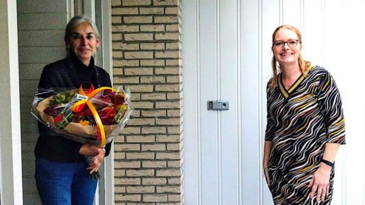 overhandiging-mantelzorg-boeket-1