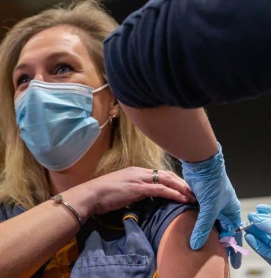Foto - Gerlinde van Carinova krijgt coronavaccin als eerste verpleeghuismedewerker in IJsselland-1