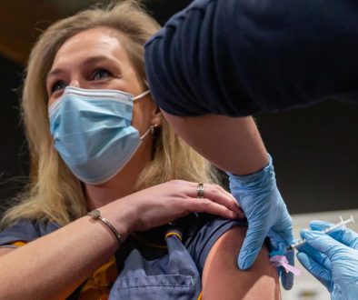 Foto - Gerlinde van Carinova krijgt coronavaccin als eerste verpleeghuismedewerker in IJsselland-1