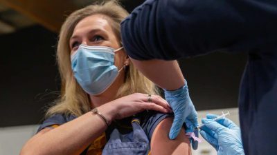 Foto - Gerlinde van Carinova krijgt coronavaccin als eerste verpleeghuismedewerker in IJsselland-1 Foto - Gerlinde van Carinova krijgt coronavaccin als eerste verpleeghuismedewerker in IJsselland-1