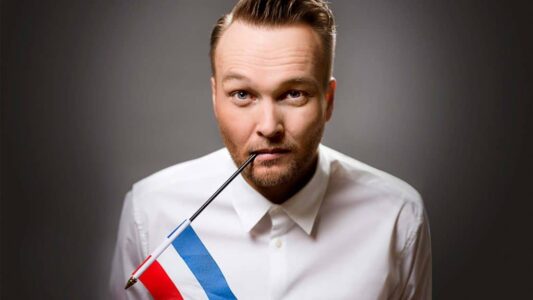 Arjen-Lubach-liggend-©-Merlijn-Doomernik