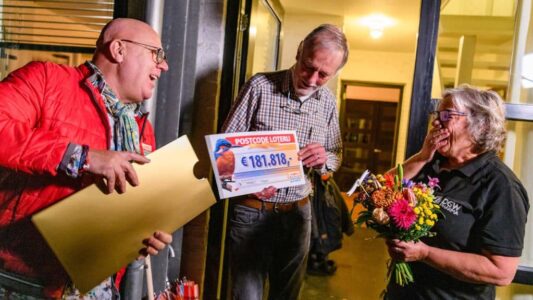 Domien-en-Marianne-verrast-door-Postcode-Loterij-ambassadeur-Gaston-Starreveld-met-181.818-euro Domien-en-Marianne-verrast-door-Postcode-Loterij-ambassadeur-Gaston-Starreveld-met-181.818-euro
