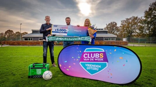 F.C.-Oldemarkt-ontvangt-cheque-van-5.000-euro-van-de-VriendenLoterij