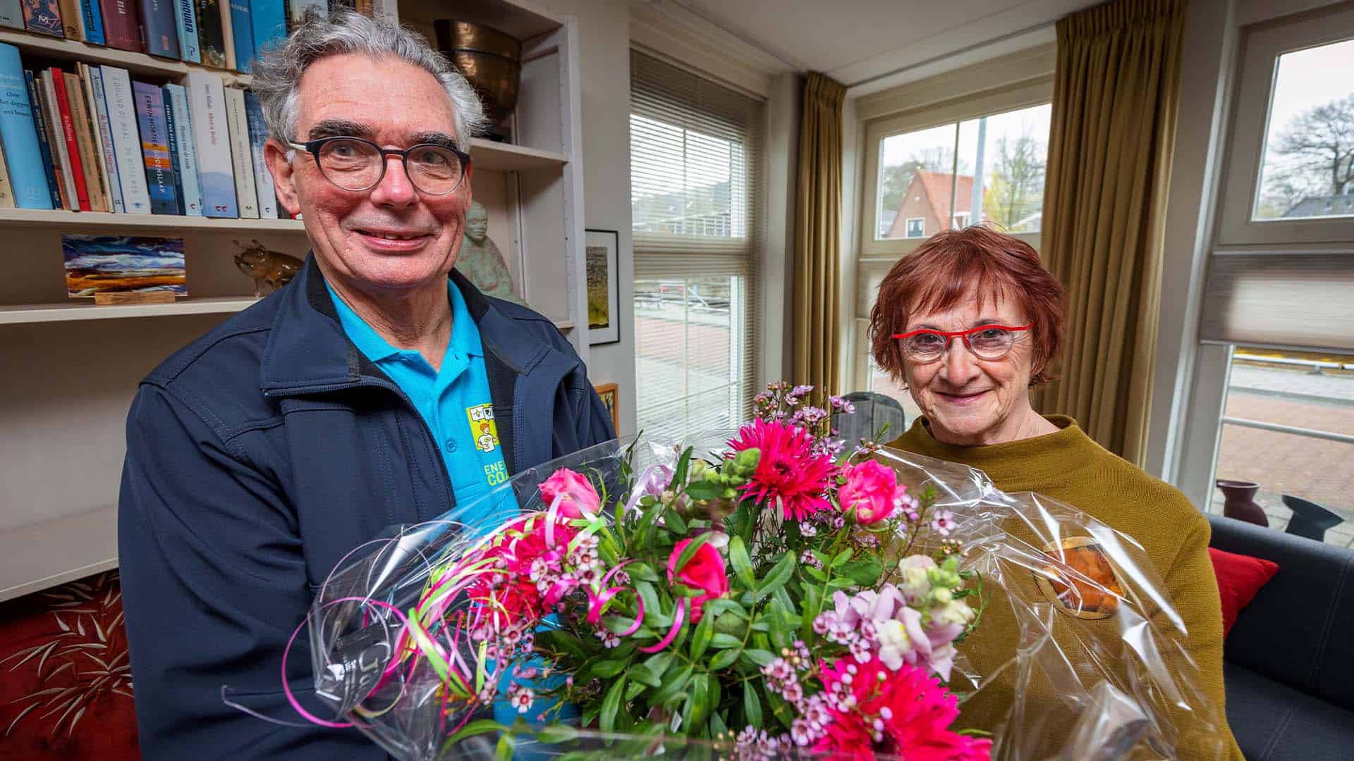 Bijlage: energiecoach Henny van Rij overhandigt mevrouw Mieke Baneke een bloemetje namens de gemeente Steenwijkerland 