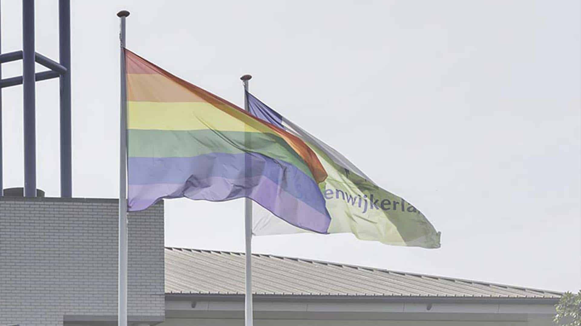 Regenboogvlag-licht-Gemeente-St.-land-27-06-2021-LR kopiëren