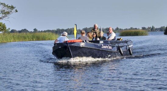 Laurence Delderfield excursieboot Beulake liggend uitgesneden Laurence Delderfield excursieboot Beulake liggend uitgesneden