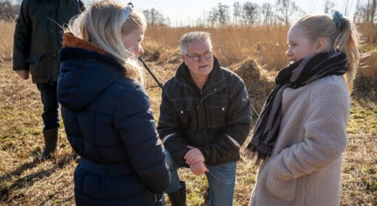 Excursie Rietland Wethouder Marcel Scheringa luistert naar leerlingen Credits Annelies Mol Komvoor