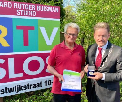 Hans Bogers ontvangt erepenning Steenwijkerland, door burgemeester Rob Bats © RTV SLOS