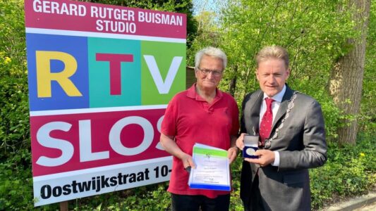 Hans Bogers ontvangt erepenning Steenwijkerland, door burgemeester Rob Bats Hans Bogers ontvangt erepenning Steenwijkerland, door burgemeester Rob Bats © RTV SLOS