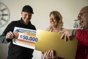Niels en Rolanda verrast door Postcode Loterij ambassadeur Gaston Starrevel