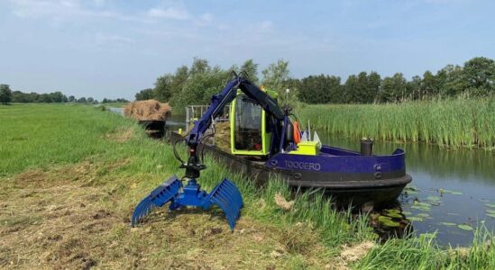 Afvoer met kraanschip Foto Nationaal Park Weeribben Wieden Afvoer met kraanschip Foto Nationaal Park Weeribben Wieden