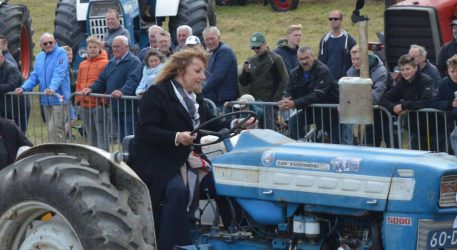 Wethouder Trijn Jongman op een Ford 5000