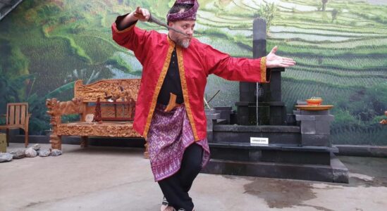 Dit weekend vindt de feestelijke afsluiting plaats van de expositie KERIS STORIES, die sinds februari in dierenpark Taman Indonesia in Kallenkote (Kop van Overijssel) te bewonderen is. Zaterdag 25 juni is er de Pasar Keris met lekker eten, live muziek, een Krissen-spreekuur en een Krissen-knutselworkshop voor kinderen. Zondag 26 juni vindt een bijzonder optreden plaats van de Balinese dansgroep Dwi Bhumi en een laatste Krissen-spreekuur. Zaterdag 25 juni Pasar Keris Zaterdag is bij Taman Indonesia de Pasar Keris, een ‘kumpulan’, gezellige bijeenkomst. De eigenaresse van het park, Marlisa Wareman, is enthousiast over het programma dat ze heeft weten samen te stellen: “Er zijn gezellige kraampjes met souvenirs en een Indonesische pasar zonder lekker eten is natuurlijk geen pasar. Daarom komt op zaterdag 25 juni chefkok Stanly Rutten van Rumah Rasa uit Harderwijk weer bij ons op het terras koken. Hij maakt dit keer heerlijke, traditionele Nasi Kuning met visballetjes. En natuurlijk saté! Bezoekers kunnen van tevoren tegelijk met hun tickets hun maaltijd via onze website al reserveren. Verder is het extra feestelijk met de live-muziek van de band Reggie & Friends”. Voor de kinderen is er ook een leuke extra activiteit, namelijk ‘Maak je eigen kris van hout’ door Tjeerd Lighthart. “Vorige keren is al gebleken dat hier prachtige creaties uit voortkomen”, vertelt Wareman. Tevens kun je op de pasar keris je eigen keris meenemen om te laten zien aan de kenner tijdens het Krissen Spreekuur. Zondag 26 juni Balinese dansgroep “Speciaal ter afsluiting van de krissen-tentoonstelling komt op zondag de Balinese dansgroep Dwi Bhumi in ons park de ‘Keris Dans’ uitvoeren. Ik verheug me al op hun dans met dit magische attribuut”, zegt Marlisa Wareman. Dwi Bhumi is een Indonesische dansgroep uit de randstad, gespecialiseerd in traditionele dansen. Deze keer zullen ze een dans met de kris uitvoeren, nog niet eerder vertoond in het park. Krissen Spreekuur “Dit weekend houden we ook voor de laatste keren ons Krissen Spreekuur. Zaterdag van 13.00 uur tot 16.00 uur en zondag van 12.00 uur tot 16.00 uur. Tijdens de expo KERIS STORIES is er al een aantal keren een Krissen Spreekuur geweest. Hierbij kun je je eigen kris aan een krissen-expert laten zien en ontdekken waar deze vandaan komt, uit welke periode en misschien een stukje van het verhaal achter de kris!”, legt Wareman uit. Heb je zelf een Kris? Wil je ook jouw Kris laten zien tijdens het Krissen Spreekuur en er meer over ontdekken? Mail dan 2 foto's van je Kris (voor- en zijkant) naar info@taman-indonesia.nl en bezoek het park op 25 of 26 juni. Expo KERIS STORIES In de tentoonstelling KERIS STORIES, die dus alleen nog tot en met dit weekend te bezichtigen is, maak je een reis langs verhalen over de kris, een geheimzinnige Indonesische dolk. De krissen die te zien zijn in de expo, komen van families en verzamelaars. Sommige krissen zijn meer dan vijfhonderd jaar oud. Wareman is blij dat Taman Indonesia deze mocht tonen, omdat de krissen vaak een bijzondere plaats innemen in het leven van de eigenaar en niet zomaar worden uitgeleend. Zo is de ‘kris pusaka’ van de legendarische Indo-rocker Harry Koster opgenomen in de tentoonstelling. Hoewel de kris voornamelijk door mannen wordt gemaakt en doorgegeven van vader op zoon, is er in de expo ook aandacht voor de dameskris en de vrouwelijke ‘empu’, de maker van de kris. Deze empu is niet alleen een smid, maar vooral ook een spirituele werker die de mystieke energie aan de kris verbindt. Keris Stories is het tweede deel van het langlopende culturele programma Een Reis langs Indische Pusaka’s, dat door Taman Indonesia is geïnitieerd met het doel bezoekers te betrekken bij het vertellen van de Indische familieverhalen. Met Een Reis langs Indische Pusaka’s wil Taman Indonesia het bewustzijn onder de bezoekers over hun eigen Indische/Molukse identiteit versterken, en hen stimuleren om hier thuis in familieverband over verder te praten. Door tentoonstellingen en publieksprogramma’s willen het dierenpark het Indisch cultureel erfgoed doorgeven, en bekendheid generen rondom de geschiedenis van Indische Pusaka’s bij het Nederlandse publiek. Volgend jaar volgt het derde deel van het programma: de tentoonstelling Batik Stories . Dit weekend vindt de feestelijke afsluiting plaats van de expositie KERIS STORIES, die sinds februari in dierenpark Taman Indonesia in Kallenkote (Kop van Overijssel) te bewonderen is. Zaterdag 25 juni is er de Pasar Keris met lekker eten, live muziek, een Krissen-spreekuur en een Krissen-knutselworkshop voor kinderen. Zondag 26 juni vindt een bijzonder optreden plaats van de Balinese dansgroep Dwi Bhumi en een laatste Krissen-spreekuur. Zaterdag 25 juni Pasar Keris Zaterdag is bij Taman Indonesia de Pasar Keris, een ‘kumpulan’, gezellige bijeenkomst. De eigenaresse van het park, Marlisa Wareman, is enthousiast over het programma dat ze heeft weten samen te stellen: “Er zijn gezellige kraampjes met souvenirs en een Indonesische pasar zonder lekker eten is natuurlijk geen pasar. Daarom komt op zaterdag 25 juni chefkok Stanly Rutten van Rumah Rasa uit Harderwijk weer bij ons op het terras koken. Hij maakt dit keer heerlijke, traditionele Nasi Kuning met visballetjes. En natuurlijk saté! Bezoekers kunnen van tevoren tegelijk met hun tickets hun maaltijd via onze website al reserveren. Verder is het extra feestelijk met de live-muziek van de band Reggie & Friends”. Voor de kinderen is er ook een leuke extra activiteit, namelijk ‘Maak je eigen kris van hout’ door Tjeerd Lighthart. “Vorige keren is al gebleken dat hier prachtige creaties uit voortkomen”, vertelt Wareman. Tevens kun je op de pasar keris je eigen keris meenemen om te laten zien aan de kenner tijdens het Krissen Spreekuur. Zondag 26 juni Balinese dansgroep “Speciaal ter afsluiting van de krissen-tentoonstelling komt op zondag de Balinese dansgroep Dwi Bhumi in ons park de ‘Keris Dans’ uitvoeren. Ik verheug me al op hun dans met dit magische attribuut”, zegt Marlisa Wareman. Dwi Bhumi is een Indonesische dansgroep uit de randstad, gespecialiseerd in traditionele dansen. Deze keer zullen ze een dans met de kris uitvoeren, nog niet eerder vertoond in het park. Krissen Spreekuur “Dit weekend houden we ook voor de laatste keren ons Krissen Spreekuur. Zaterdag van 13.00 uur tot 16.00 uur en zondag van 12.00 uur tot 16.00 uur. Tijdens de expo KERIS STORIES is er al een aantal keren een Krissen Spreekuur geweest. Hierbij kun je je eigen kris aan een krissen-expert laten zien en ontdekken waar deze vandaan komt, uit welke periode en misschien een stukje van het verhaal achter de kris!”, legt Wareman uit. Heb je zelf een Kris? Wil je ook jouw Kris laten zien tijdens het Krissen Spreekuur en er meer over ontdekken? Mail dan 2 foto's van je Kris (voor- en zijkant) naar info@taman-indonesia.nl en bezoek het park op 25 of 26 juni. Expo KERIS STORIES In de tentoonstelling KERIS STORIES, die dus alleen nog tot en met dit weekend te bezichtigen is, maak je een reis langs verhalen over de kris, een geheimzinnige Indonesische dolk. De krissen die te zien zijn in de expo, komen van families en verzamelaars. Sommige krissen zijn meer dan vijfhonderd jaar oud. Wareman is blij dat Taman Indonesia deze mocht tonen, omdat de krissen vaak een bijzondere plaats innemen in het leven van de eigenaar en niet zomaar worden uitgeleend. Zo is de ‘kris pusaka’ van de legendarische Indo-rocker Harry Koster opgenomen in de tentoonstelling. Hoewel de kris voornamelijk door mannen wordt gemaakt en doorgegeven van vader op zoon, is er in de expo ook aandacht voor de dameskris en de vrouwelijke ‘empu’, de maker van de kris. Deze empu is niet alleen een smid, maar vooral ook een spirituele werker die de mystieke energie aan de kris verbindt. Keris Stories is het tweede deel van het langlopende culturele programma Een Reis langs Indische Pusaka’s, dat door Taman Indonesia is geïnitieerd met het doel bezoekers te betrekken bij het vertellen van de Indische familieverhalen. Met Een Reis langs Indische Pusaka’s wil Taman Indonesia het bewustzijn onder de bezoekers over hun eigen Indische/Molukse identiteit versterken, en hen stimuleren om hier thuis in familieverband over verder te praten. Door tentoonstellingen en publieksprogramma’s willen het dierenpark het Indisch cultureel erfgoed doorgeven, en bekendheid generen rondom de geschiedenis van Indische Pusaka’s bij het Nederlandse publiek. Volgend jaar volgt het derde deel van het programma: de tentoonstelling Batik Stories .