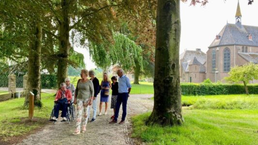 Zusters en oud-leerlingen van De Voorzienigheid volgen als eerste de route Zusters en oud-leerlingen van De Voorzienigheid volgen als eerste de route