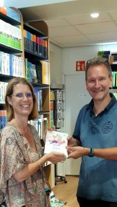 Richard Bollema van Primera verkoopt het boek van Corina Elzenaar (Foto: Christof Visscher)