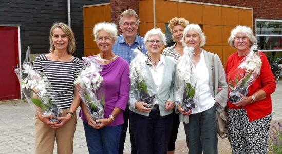 Vlnr: Katja Pronk, Thea Wisniewski, Feiko Jager (penningmeester Stichting Kulturhus), Carla van der Veen, Maureen Boer (manager Kulturhus Giethoorn), Mieke Hulshof en Alie Bakker