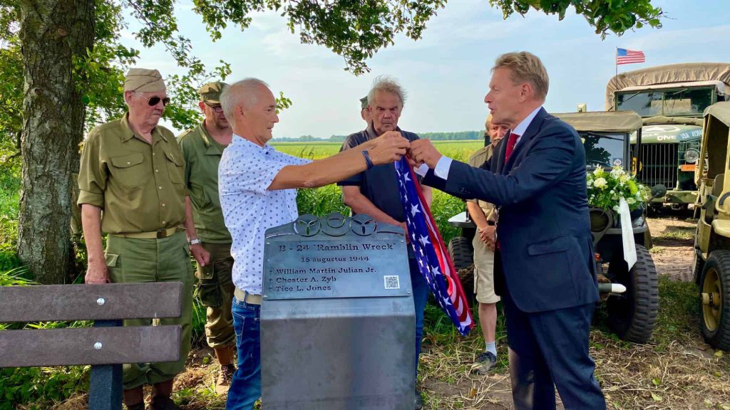 Burgemeester Rob Bats onthulde samen met initiatiefnemer Sjef Damhuis het monument