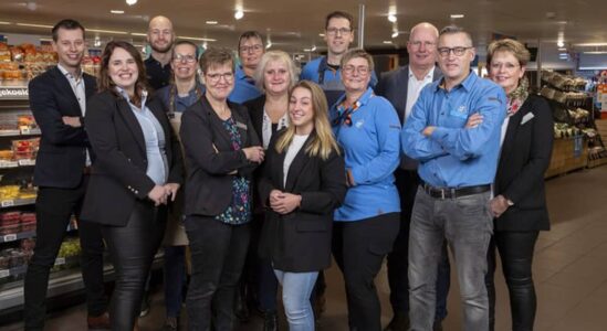 800_hetteamvanalbertheijnsteenwijkkijktuitnaardeopeningvanhunnieuwewinkel.fotondashalbertheijnandriesvanderree 800_hetteamvanalbertheijnsteenwijkkijktuitnaardeopeningvanhunnieuwewinkel.fotondashalbertheijnandriesvanderree