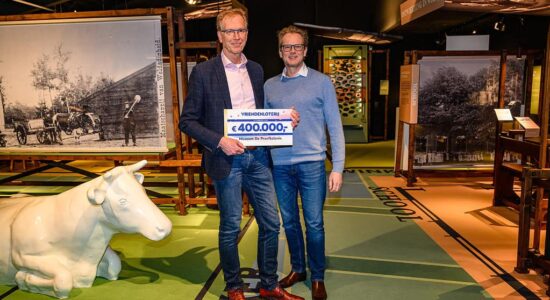 Museum-de-Proefkolonie-ontvangt-een-schenking-van-400.000-euro-uit-handen-van-Jeroen-Branderhorst-van-de-VriendenLoterij Museum-de-Proefkolonie-ontvangt-een-schenking-van-400.000-euro-uit-handen-van-Jeroen-Branderhorst-van-de-VriendenLoterij