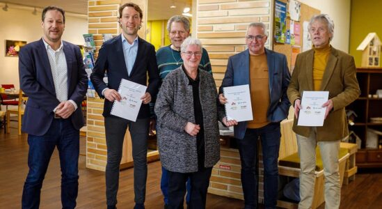 Marcel van Halteren, directeur-bestuurder van Woonconcept, wethouder Melvin Smit van de gemeente Steenwijkerland, Miriam de Boer, voorzitter van huurdersvereniging Zwartewaterwiede, Willem Sommer, voorzitter van huurdersvereniging De Veste en Marcel Timmerman, directeur-bestuurder van Wetland Wonen zetten hun handtekening onder de Prestatieafspraken Steenwijkerland 2023 – 2027.