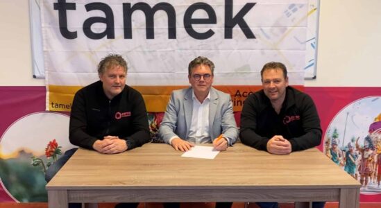 Op de foto: John Mondria (Tamek), Hoege Heetebrij (voorzitter COV), Egbert Lassche (commissie PR en Sponsoring).