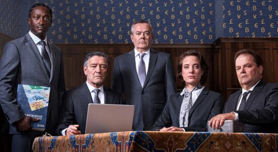 DE_VERLEIDERS_Door_de_bank_genomen_tien_jaar_later_LIGGEND_Copyright-Retatchi-Amsterdam-bewerking-en-Michele Se_web