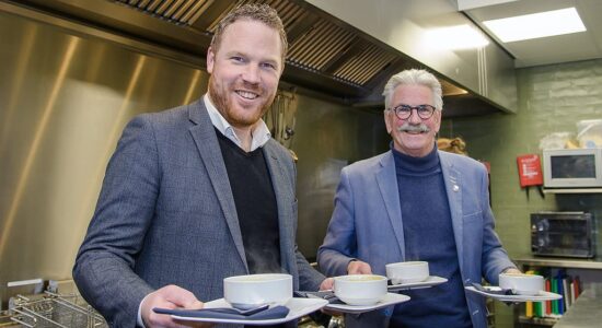 Foto v.l.n.r gedeputeerde Roy de Witte en statenlid Fred Kerkhof in de keuken van De Enk in Zwolle Foto v.l.n.r gedeputeerde Roy de Witte en statenlid Fred Kerkhof in de keuken van De Enk in Zwolle