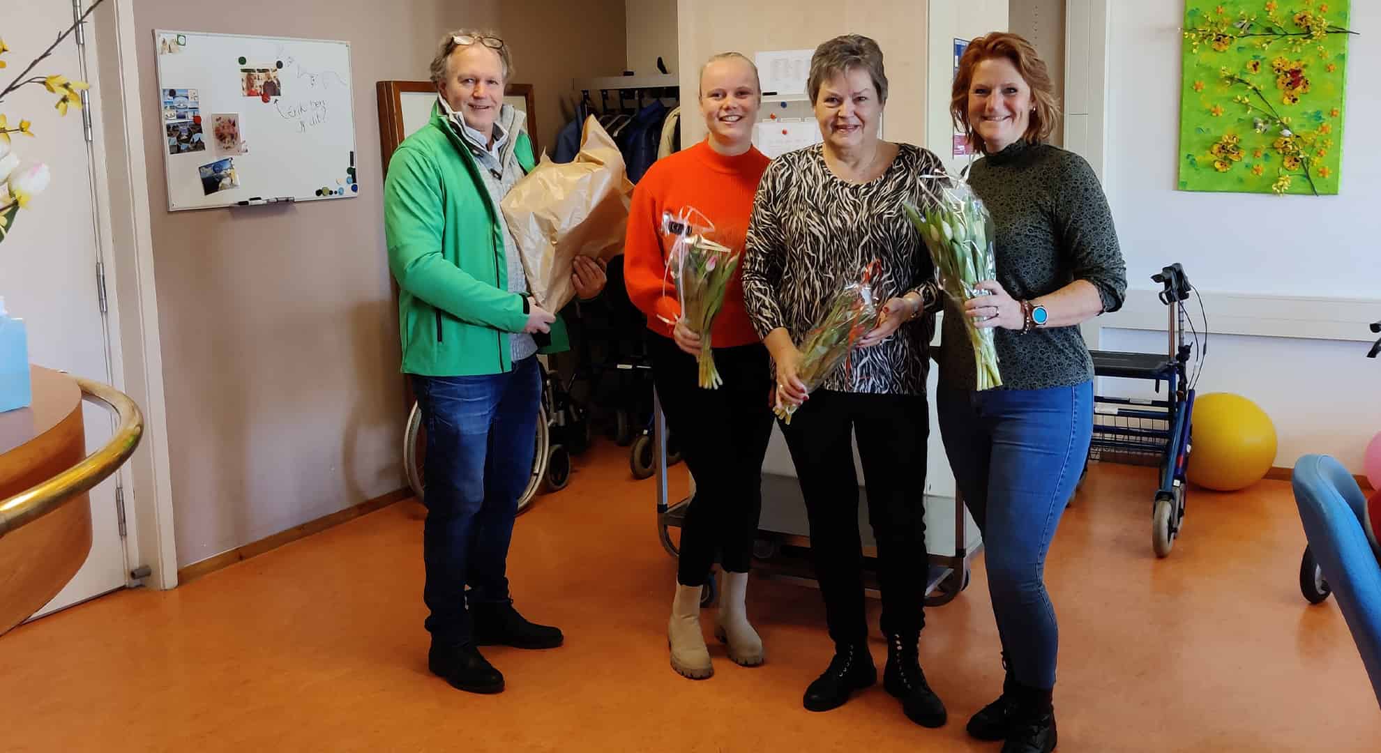 De medewerkers van de afdeling Dagbehandeling kregen een groot compliment en een bos tulpen van het CDA.