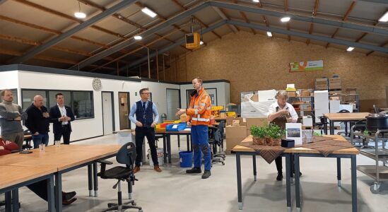 Daniël Huis in ’t Veld: links op de foto directeur-bestuurder Arjen Mol – rechts van hem Daniël Huis in ’t Veld (gedetacheerd medewerker bij DYKA)