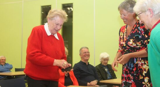 Mary de Graaf ontvangt de Willem Dreespenning van Janita Gorte Mary de Graaf ontvangt de Willem Dreespenning van Janita Gorte
