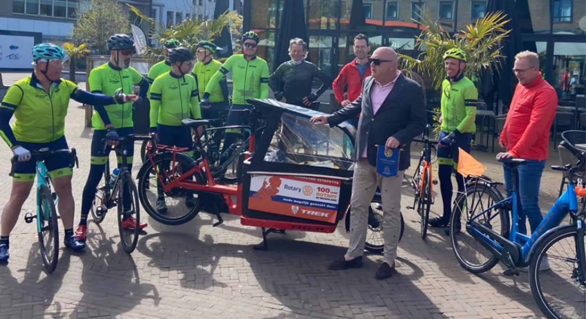 overhandiging elektrische bakfiets Rotary 100 jaar in Emmeloord