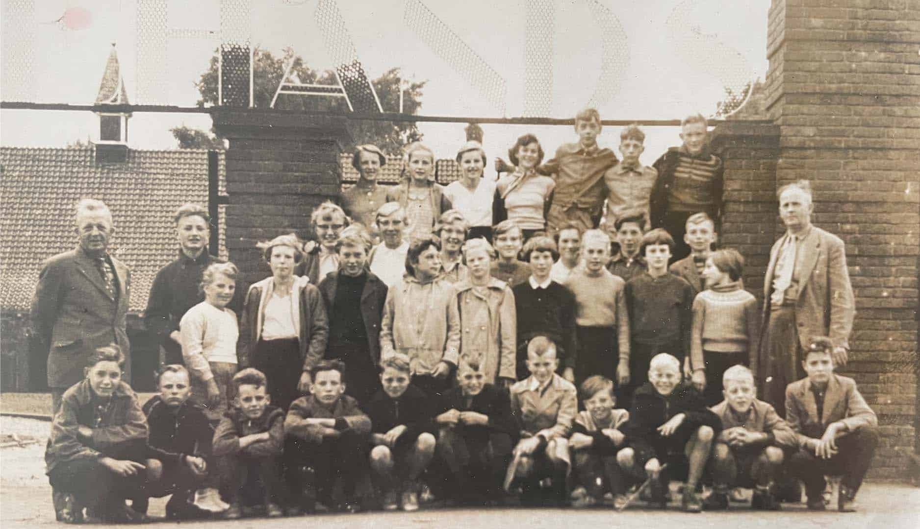 Dit is klas 5/6 van de lagere school in 1957, met helemaal rechts meester Salverda.