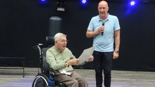 Jan Blaauw overhandigt cheque aan dhr. Van der Munnik def Jan Blaauw overhandigt cheque aan dhr. Van der Munnik def