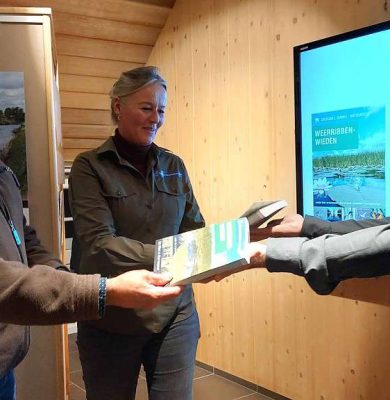 Boswachters ontvangen eerste exemplaar natuurgis NPWW 26102023
