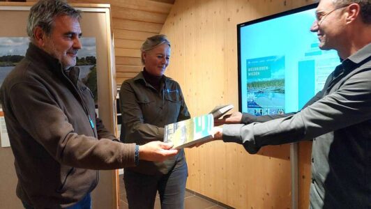 Boswachters ontvangen eerste exemplaar natuurgis NPWW 26102023 Boswachters ontvangen eerste exemplaar natuurgis NPWW 26102023