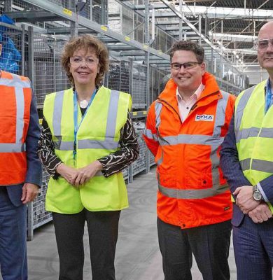 Op de foto, van links naar rechts: Gabriël Spruijt (Executive Vice President DYKA Group), Ingrid Thijssen (Voorzitter VNO-NCW), Jeroen Dirne (Site Director DYKA Steenwijk) en Harold de Graaf (Algemeen Directeur Federatie NRK).