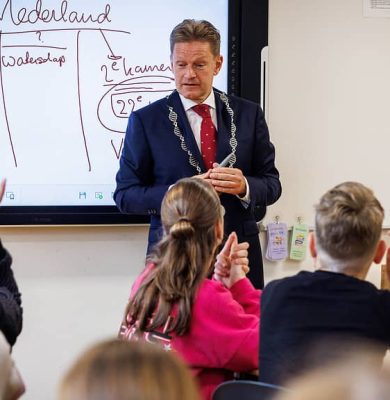 Burgemeester Rob Bats geeft gastles op basisschool Don Bosco 1 (1)