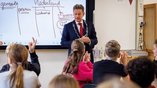 Burgemeester Rob Bats geeft gastles op basisschool Don Bosco 1 (1) Burgemeester Rob Bats geeft gastles op basisschool Don Bosco 1 (1)